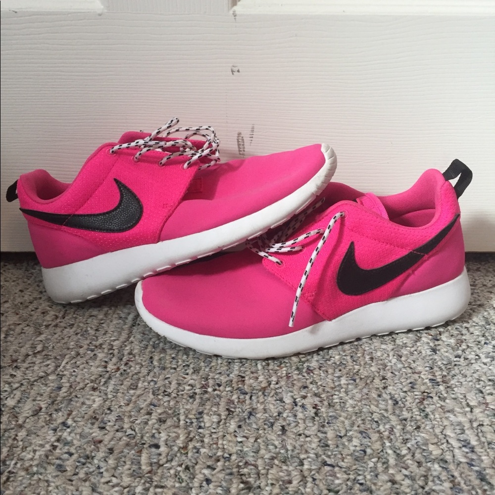 Nice girls Nike Roshe run shoes pink size 6Y